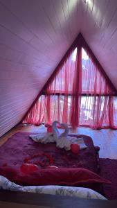 dois cisnes sentados numa cama numa tenda em Chalé do amor, sítio pousada vô Maneca em Timbó