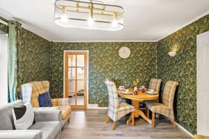 a dining room with a table and chairs at Beautiful 5 Bedroom Free Parking Semi-Detached house Aylesbury in Buckinghamshire