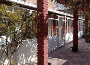 un pilar de ladrillo frente a un edificio en Caminos de Mendoza, en Mendoza