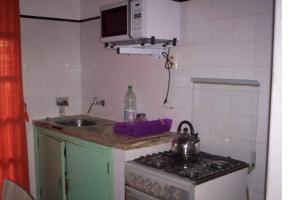 una pequeña cocina con fogones y fregadero en Casa Los Hibiscos - Aguas Dulces en Aguas Dulces