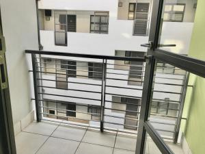 uma vista a partir de uma janela de um edifício em Apartment in Sandton, Rivonia em Joanesburgo