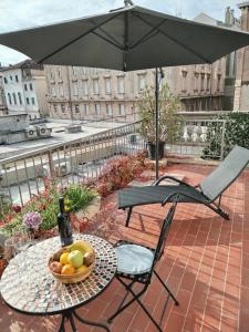 een tafel met een fruitschaal en een paraplu bij Sunny terrace in Split