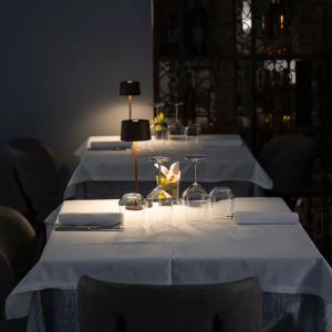 Villa Nasti Hotel Ristorante في Canzo: مجموعة طاولات عليها كؤوس للنبيذ