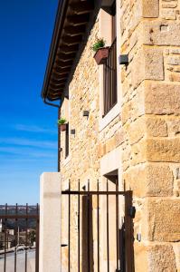 un edificio de ladrillo con una puerta y una ventana en La Tahona, en Fermoselle