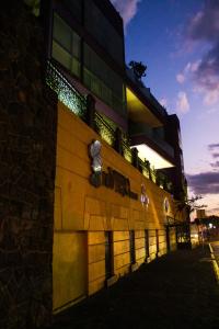 un edificio con luces en el lateral. en Ikonik Hotel Puebla en Puebla