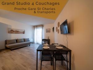 sala de estar con mesa con sillas y sofá en Appartement tout équipé à 6 minutes de la Gare St Charles en Marsella