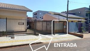 une clôture avec un but de football devant un bâtiment dans l'établissement Casa Rota das 3 Fronteiras, à Foz do Iguaçu