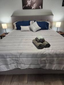 Cama o camas de una habitación en Blue Shark *H14* @ Montrose Elegant 1BR King Apartment