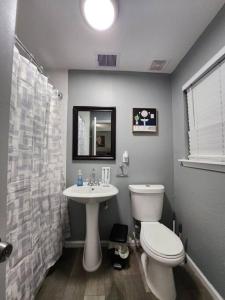 y baño con aseo blanco y lavamanos. en Blue Shark *H14* @ Montrose Elegant 1BR King Apartment, en Houston