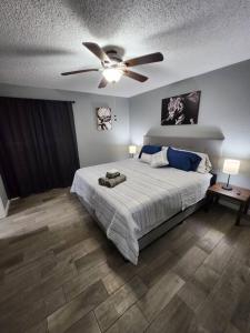 1 dormitorio con 1 cama y ventilador de techo en Blue Shark *H14* @ Montrose Elegant 1BR King Apartment, en Houston
