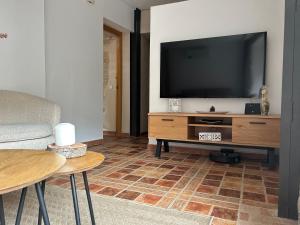 een woonkamer met een flatscreen-tv aan de muur bij Alojamiento Retama Toledo in Toledo