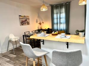 cocina con mesa con sillas y encimera en AGUA DULCE , Apartamento Rural, en Herrera del Duque