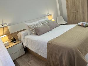 sypialnia z dużym łóżkiem i krzesłem w obiekcie AGUA DULCE , Apartamento Rural w mieście Herrera del Duque