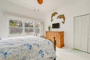 1 dormitorio con 1 cama, TV y ventana en Port Richey Home with Private Hot Tub Pets Welcome!, en Port Richey