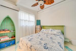 1 dormitorio con 1 cama y ventilador de techo en Port Richey Home with Private Hot Tub Pets Welcome!, en Port Richey