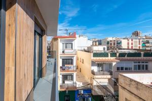 - un balcon offrant une vue sur la ville dans l'établissement LXR Indico 2HAB junto al mar, à Fuengirola