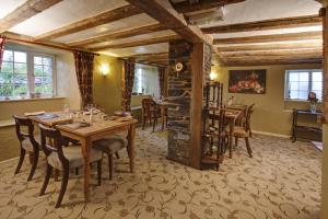 - une salle à manger avec une table et des chaises en bois dans l'établissement Tinhay Mill, à Lifton