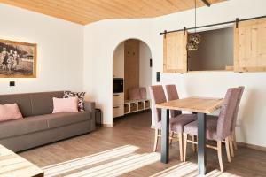 een woonkamer met een bank en een tafel bij Melcherhof Leutasch in Leutasch