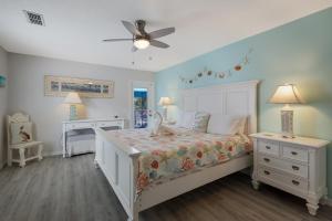 a bedroom with a bed and a ceiling fan at Canario Cottage Home in Anna Maria