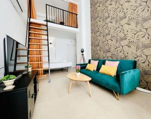 - un salon avec un canapé vert et une table dans l'établissement Exclusive LOFT in Ruzafa (SOHO), à Valence