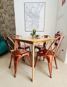 une table à manger avec des chaises et une table avec une plante. dans l'établissement Exclusive LOFT in Ruzafa (SOHO), à Valence