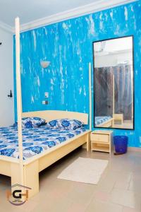 1 dormitorio con 2 literas y espejo en HAPPY GUEST HOUSE - HGH en Abomey-Calavi