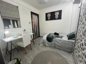 Łóżko lub łóżka w pokoju w obiekcie BLUE EYE - Waterfront home in a scenic location
