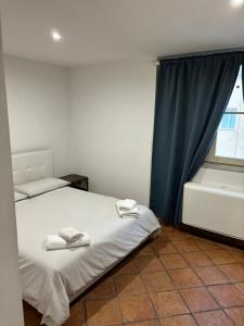 ローマにあるBoutique rooms trastevereのベッドルーム1室(ベッド1台、タオル2枚付)