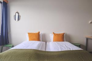 Uma cama ou camas num quarto em The Cliff Hotel