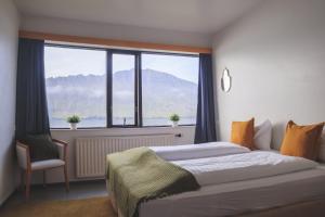 The Cliff Hotel في نيسكابْستاتور: غرفة نوم بسرير ونافذة كبيرة