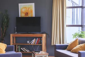 Uma televisão e/ou sistema de entretenimento em The Cliff Hotel