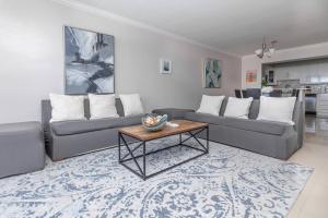 uma sala de estar com dois sofás e uma mesa de centro em Poolside Oasis 2 Bedroom Apartment - Walking Distance to Beach em Sunny Isles Beach