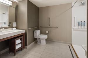 Koupelna v ubytování Courtyard by Marriott Minneapolis West