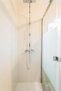 eine Dusche mit Glastür im Bad in der Unterkunft NAVIER 4 - Appartement T4 lumineux avec parking in Brive-la-Gaillarde