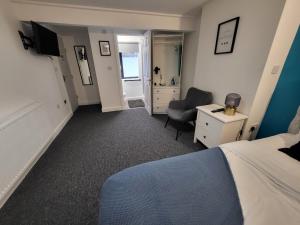 a bedroom with a bed and a desk and a chair at Premier Studios Nottingham - Tring Vale in Nottingham