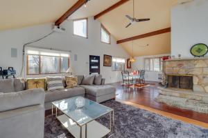 Posezení v ubytování Cozy Pennsylvania Home with Pool Table and Pool Access