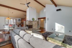 Posezení v ubytování Cozy Pennsylvania Home with Pool Table and Pool Access