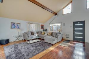 Posezení v ubytování Cozy Pennsylvania Home with Pool Table and Pool Access