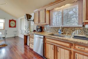 uma cozinha com armários de madeira e um lavatório em Cozy Pennsylvania Home with Pool Table and Pool Access em Effort