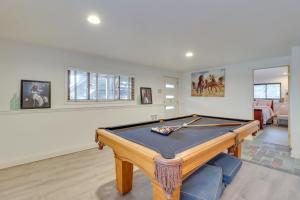 Biliár nebo kulečník v ubytování Cozy Pennsylvania Home with Pool Table and Pool Access
