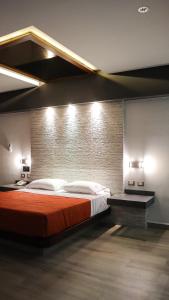 1 dormitorio con 1 cama grande en una habitación en Hotel Myst., en Monterrey