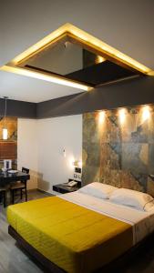 - une chambre avec un grand lit et une salle à manger dans l'établissement Hotel Myst., à Monterrey