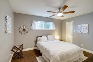 una camera con letto e ventilatore a soffitto di Houston Home with Patio about 14 Mi to Downtown! a Houston