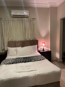 een slaapkamer met een groot wit bed en een raam bij amazing apartment in the most luxurious area of ​​the Fifth Settlement in Caïro