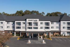 una rappresentazione di un hotel con parcheggio di Courtyard by Marriott Dothan a Dothan