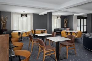 Lounge alebo bar v ubytovaní Courtyard by Marriott Dothan