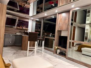 Kuchyňa alebo kuchynka v ubytovaní DeLuxury Mirror Apartament Centrum