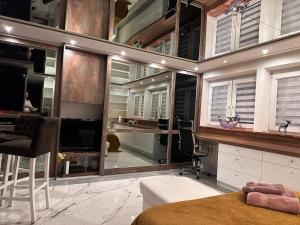 Posedenie v ubytovaní DeLuxury Mirror Apartament Centrum