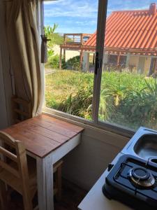 a window in a kitchen with a table and a stove at Solar Valizas in Barra de Valizas