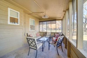 una veranda riparata con sedie e tavolo di Family-Friendly Sand Springs Home about 8 Mi to Tulsa! a Sand Springs